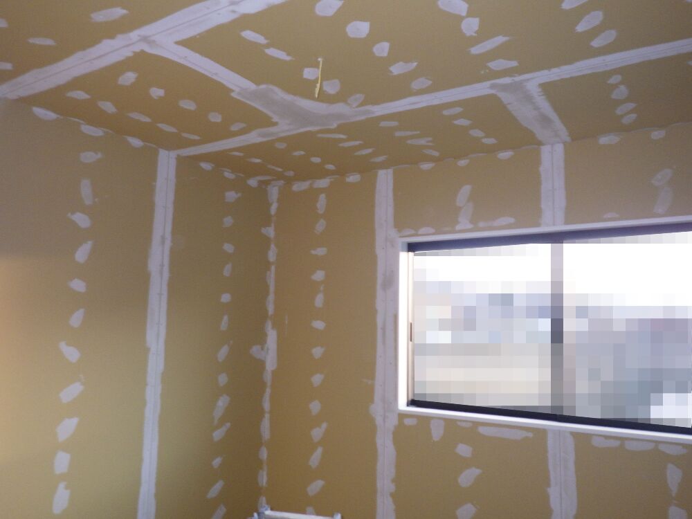 クロスの下準備が始まりました。