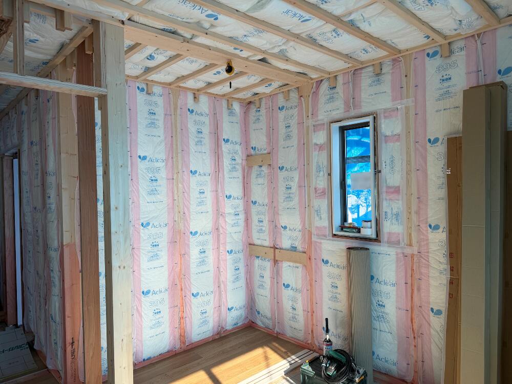 断熱材が施工されました。