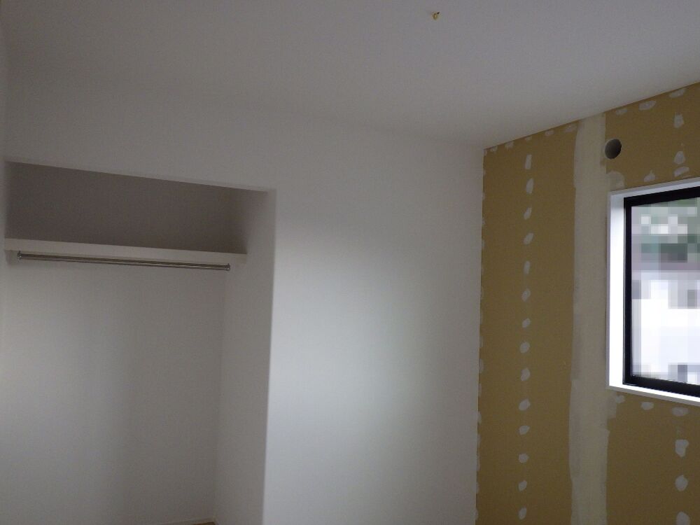 クロス施工中です。