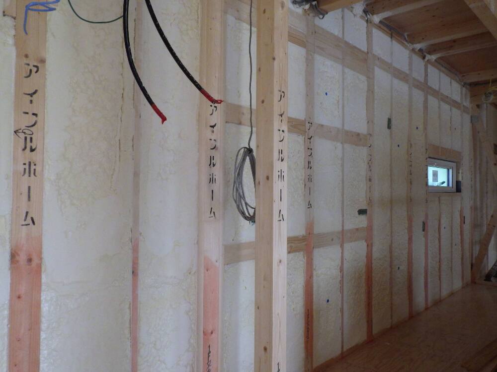 断熱材が施工されました。