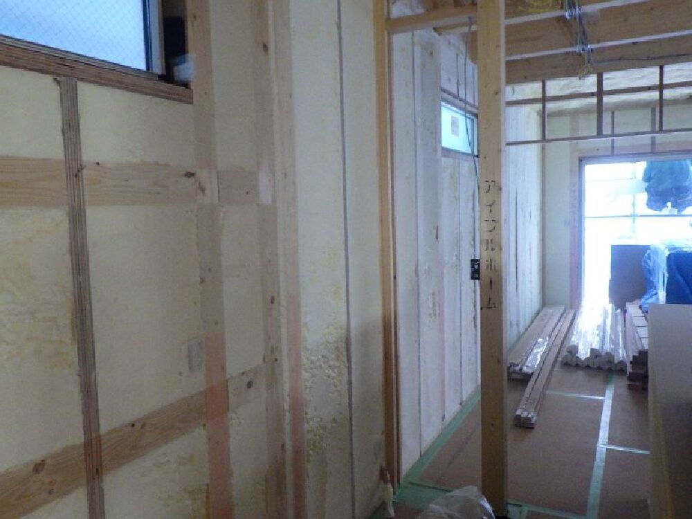 断熱材施工中…