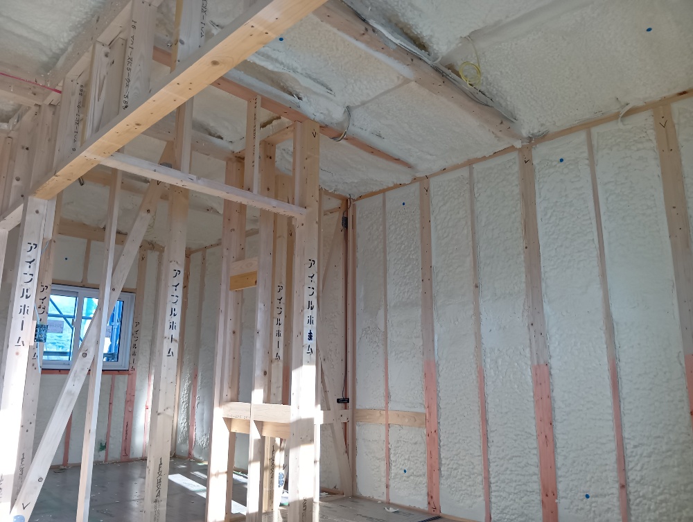 断熱材が吹付けられました。