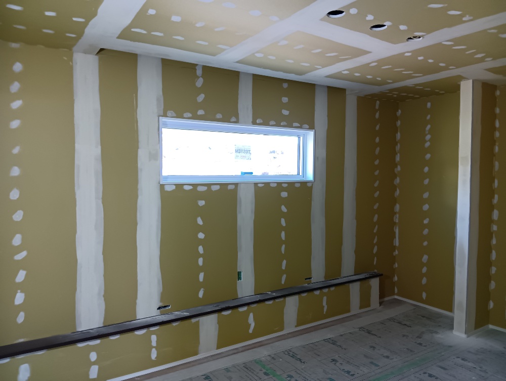 クロスの下準備が始まりました。