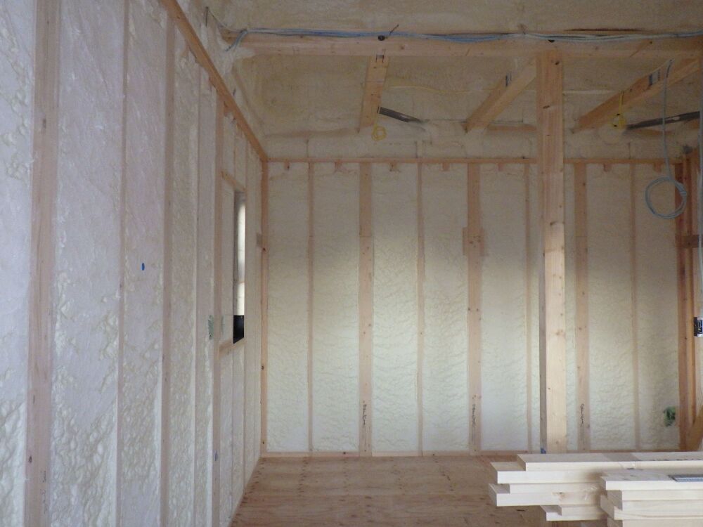 ウレタン断熱材が吹き付けられました